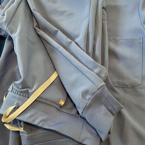 Catarina One-Pocket Scrub Top

Zamora Jogger Scrub Pants